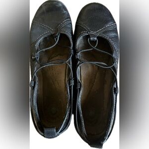 Earth Origins- London Welltek Black Leather Flats. Women’s size 9